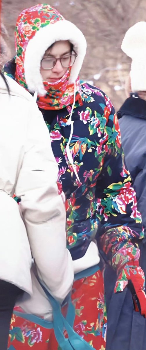 Meanwhile, this is Wang Hedi's look today 😂