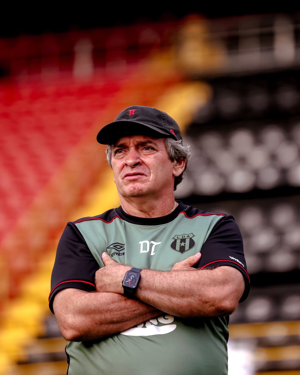 ProfeLDA_'s tweet image. Viniste más por nosotros que por vos, y eso es algo que nunca sabré cómo agradecerte. Óscar, gracias por volver y darnos la alegría más grande, gracias por darnos la copa. Siempre serás mi más grande ídolo. ❤️🖤⭐