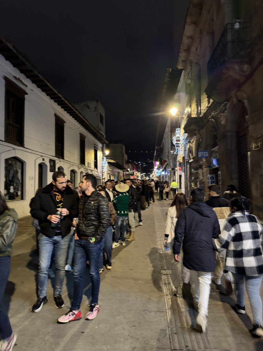 juanthgreen's tweet photo. Cuántos habremos sido los estafados por @AlcaldiadeTunja y la @GobBoyaca y su organizador de eventos, que cobró y excedió los aforos permitidos, quienes no garantizaron baños gratuitos para los asistentes. #AguinaldoBoyacense2025 https://t.co/M8eagxZkNL