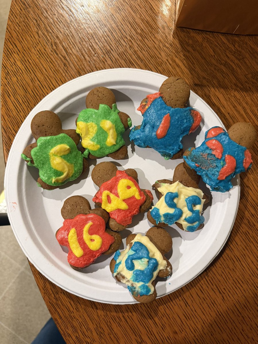 icebergcosplay's tweet photo. gingerbread, but make it @F1 ✨🏎️ https://t.co/RjX9fQz1Ds