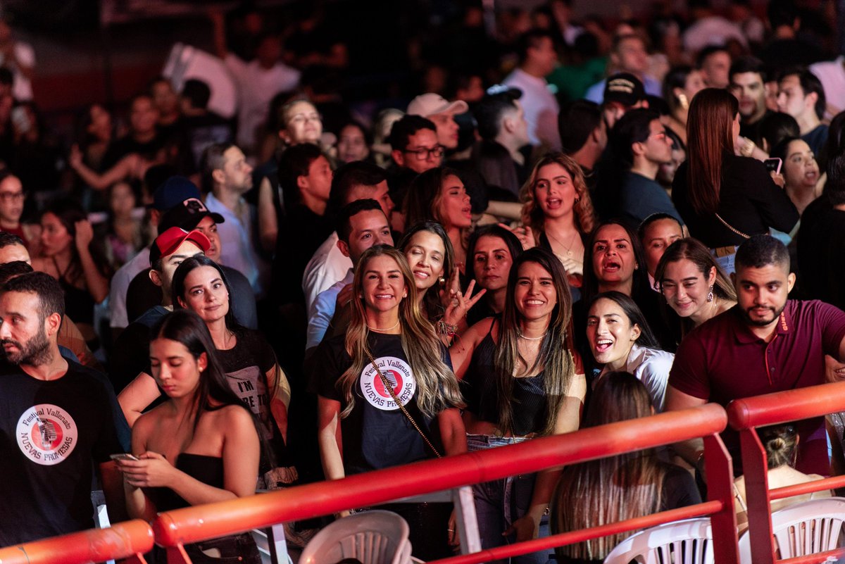 GobdelCesar's tweet photo. 🎤Jasleidy Yanes, llega al escenario del Parque de la Leyenda como la cuota femenina de esta noche del #FestivalVallenatoNuevasPromesas, tras un camino musical que inició desde muy corta edad, explorando distintos géneros y reafirmando su amor por el vallenato.

Ella interpreta Ponte Chévere y Cuando La Vi, ambas letras de Romualdo Brito, demostrando que las nuevas voces femeninas también tienen fuerza, identidad y lugar en el vallenato.💪🏻😍
