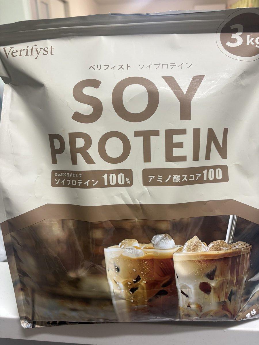 ホエイの値上げが止まらないので、お買い得なソイの方を購入してみました！
カフェオレ風味とあるものの、どこがどうカフェオレなのか不明…きな粉を飲んでいるみたい😅
個人的にちょっと飲みにくいけど体にいいだろうしなんと言っても安くて良いです🥰
#ベリフィスト
#プロテイン