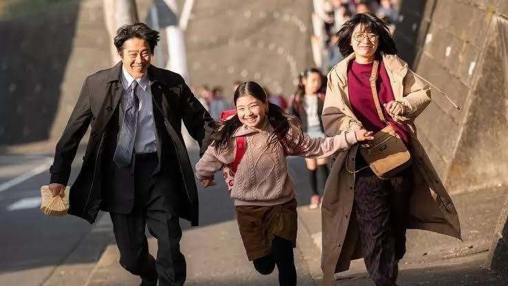 TarizSolis's tweet photo. Sempet skeptis karena judulnya, ternyata If My Wife Becomes an Elementary Student yg bisa ditonton di Netflix ini drama fantasi nan heartwarming yg tiap episodenya selalu berhasil bikin ketawa terpingkal-pingkal, air mata menetes & merasa nyaman seolah dipeluk hangat orang terkasih yg bisa jadi pelipur lara di saat hati sedang lelah.

Nyeritain seorang perempuan bernama Takae yg berusaha balikin semangat hidup suami serta anak tunggalnya yg hancur lebur sampai alami depresi akibat kematiannya dengan cara bereinkarnasi menjadi bocil SD, ini kisah tentang anak yg berharap bisa ngerasain dicintai orang tuanya tanpa harus buktiin apapun, orang-orang yg hilang arah tujuan selepas kehilangan sosok yg paling berharga dalam hidupnya & mereka yg selalu menebar keceriaan karena tak ingin ada orang lain yg ngerasain luka yg sama dengannya.

Sungguh series yg sangat indah!