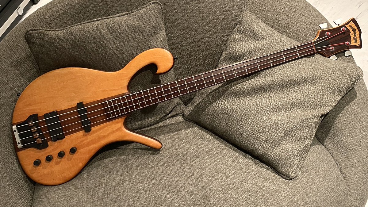 Carl Thompsonは世界で最も美しいベースを製作するブランドのひとつ