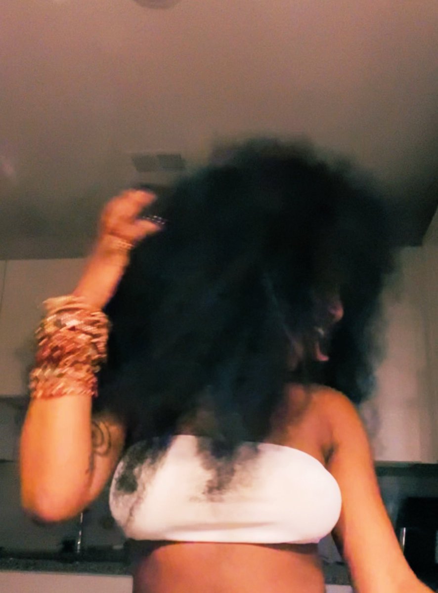 2Charmzz_____'s tweet image. 🎸🌹🔮