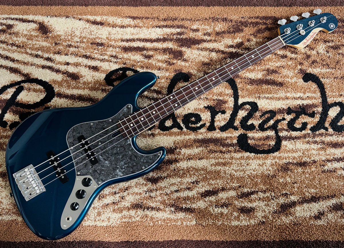 画像に写っております
4本限定
Psychederhythm（サイケデリズム）
Blue Zanzibar MetallicのStandard-J
2本目が完成し
長野県に在ります
『島村楽器 イオンモール須坂店』
にて発売します！

shimamura.co.jp/shop/nagano/

本機は
既に納入を済ませておりますので
お近くの方は
是非！チェックください。