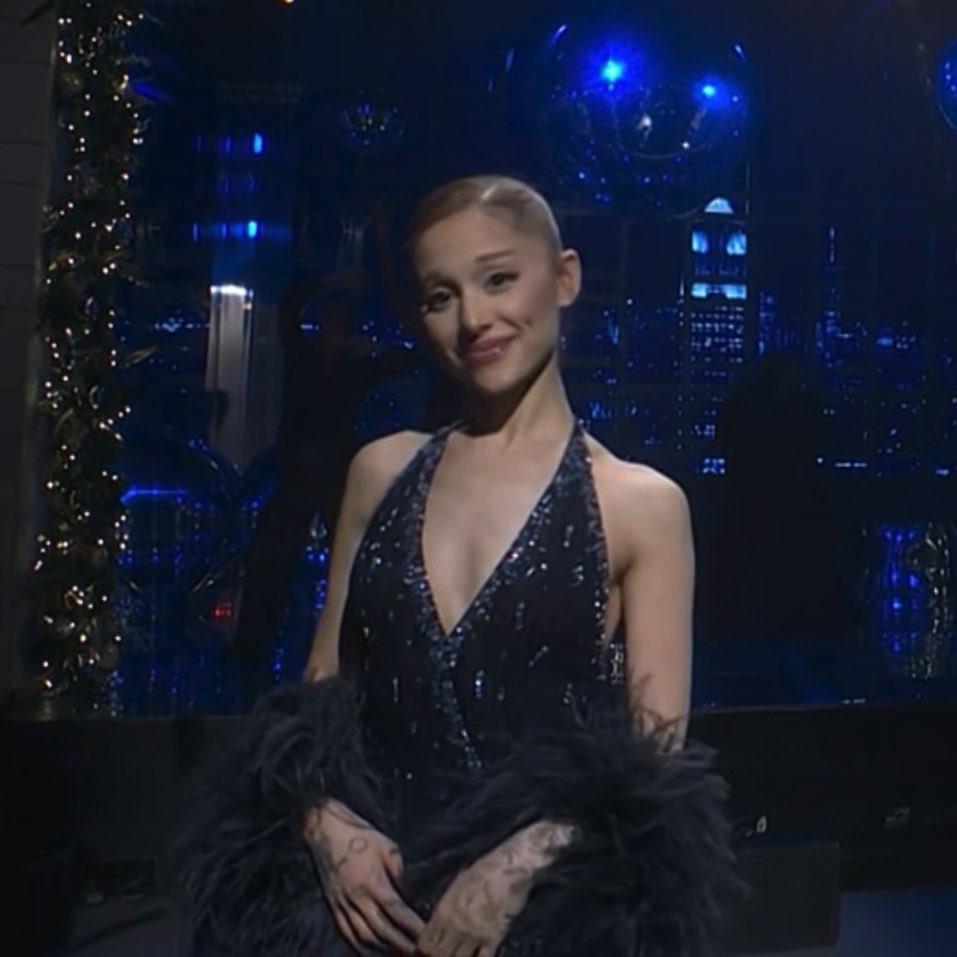 buffys's tweet image. THIS OUTFIT IS SICKENING