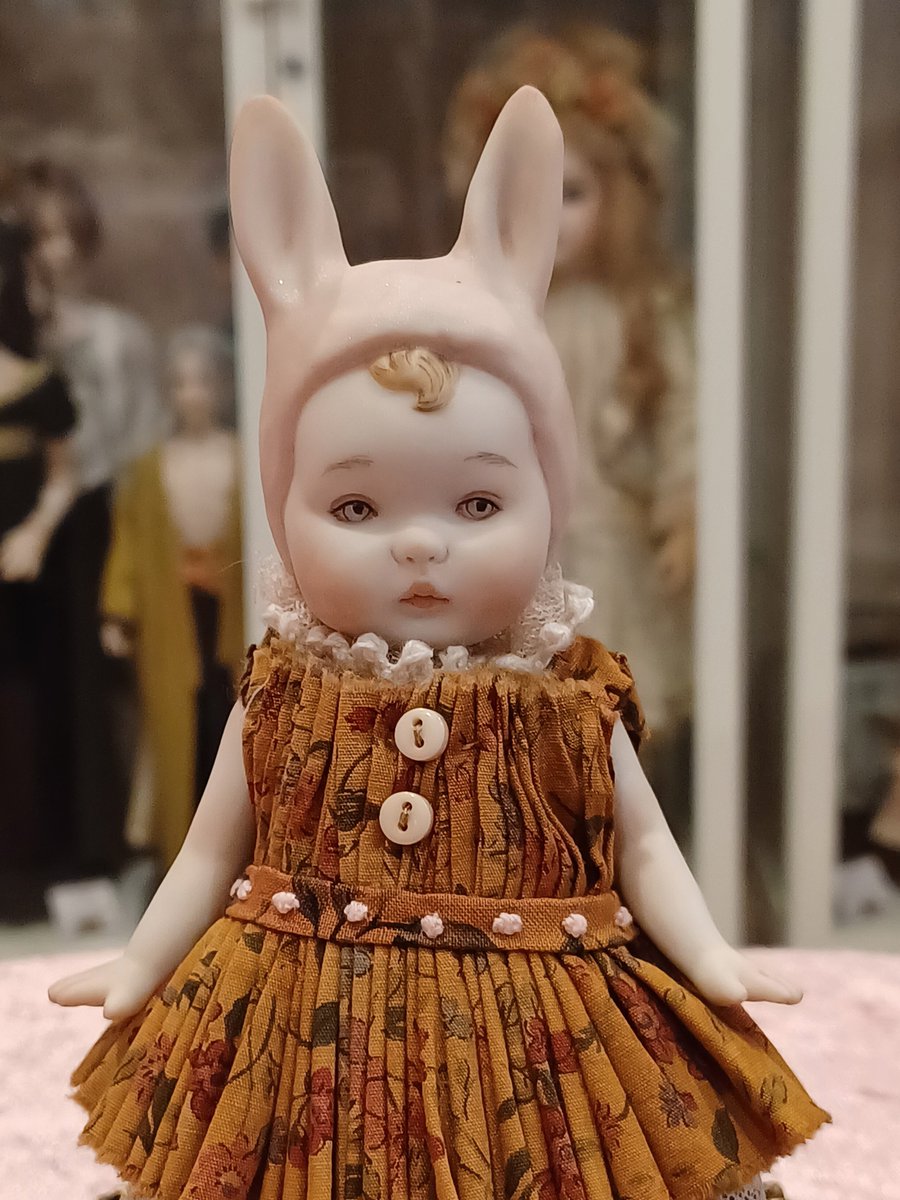 タイムロマン絵葉書資料館 元町館2階では美しく魅力的な人形作品を展示