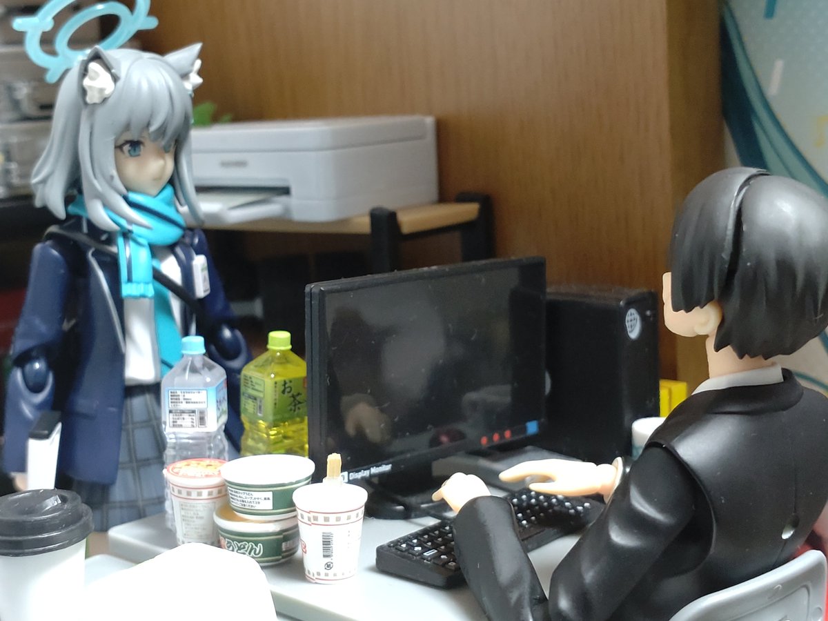 Reload_Shiroko's tweet image. ついにうちのシャーレに「先生」が来てくれました……！

タキシードなのは気にしないでください
良い感じのスーツがないので仕方ないんです

これが代理ってやつなんですかね