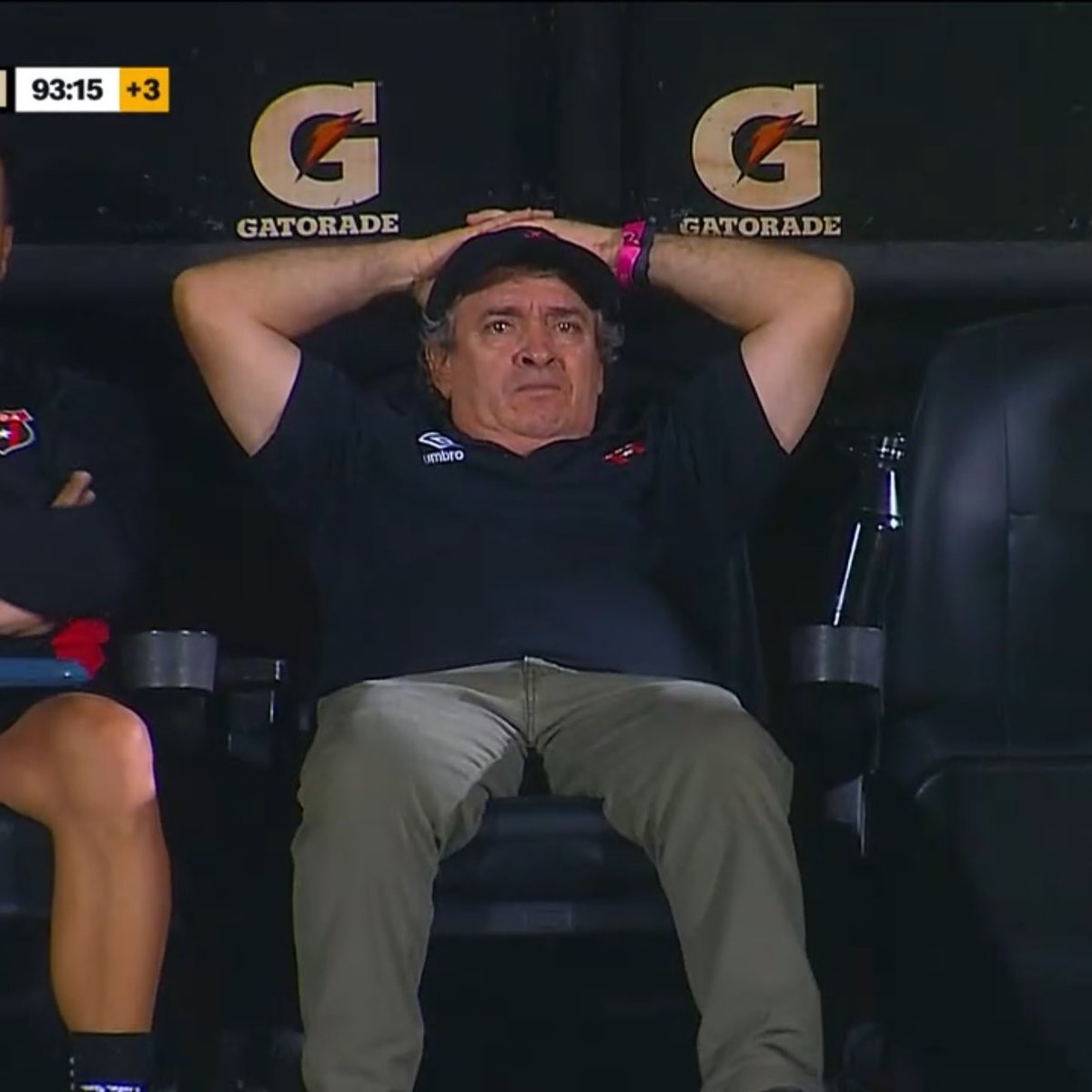 WingDerecho10's tweet image. -Te llegó comiendo galletas al gallinero. 

-Se tiró como en la sala de la choza a terminar de ver el clásico.

-Te bailó cumbia en la final.

El nivel de domada de este señor es de locos.