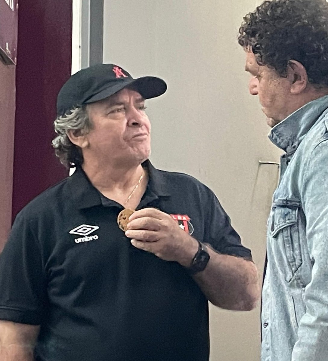 WingDerecho10's tweet image. -Te llegó comiendo galletas al gallinero. 

-Se tiró como en la sala de la choza a terminar de ver el clásico.

-Te bailó cumbia en la final.

El nivel de domada de este señor es de locos.