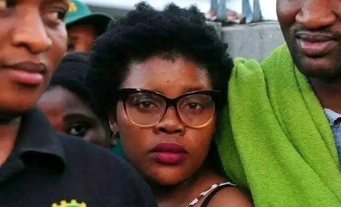 AdvoBarryRoux's tweet image. The first pic shows Sbongile Mani, a student who was mistakenly paid 14m by Nsfas. She spent R880k &amp;amp; was found guilty of theft. The second shows Eskom coal supplier Quinten van der Burgh, mistakenly paid R4b with no case, no recovery &amp;amp; no charges. The only difference one is black