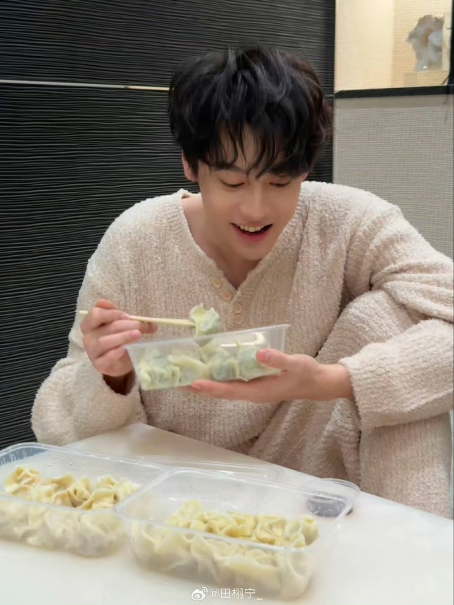 fuyu_me's tweet image. มีคนมากินเกี๊ยวให้ดูจริงๆ 

ป.ล. ลืมไปเลยว่าทางเหนือกินเกี๊ยว ทางใต้กินบัวลอย เถียนเป็นคนเหนือ กินเกี๊ยวก็ถูกล่ะ 

#เถียนสวี่หนิง #TianXuning #田栩宁