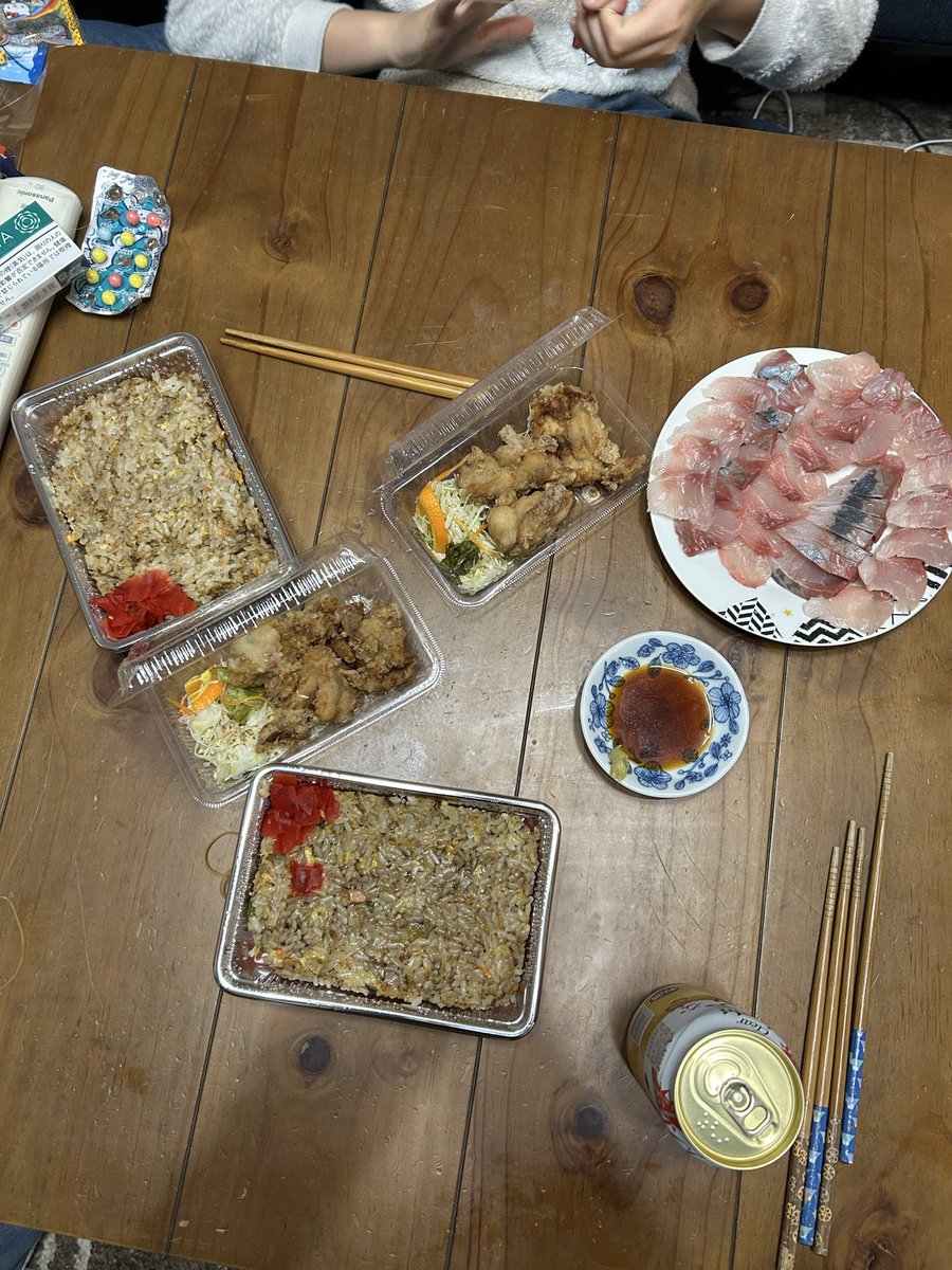 jujumarup's tweet image. 昨日は空手の忘年会で、今日は子供とお買い物ー！色々買って、晩御飯は昼食で行っていたラーメン屋のテイクアウトと、元嫁のお義父さんに貰った魚😅んー手抜きがすぎるな😂明日からまた頑張ります💦ww