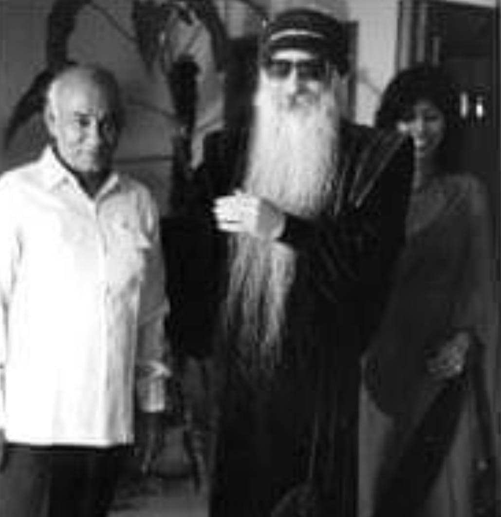 "ओशो ने चेतना के अंतिम स्तर को स्पर्श किया है.
मेरे मन में ओशो के लिए अगाध प्रेम है बुद्ध के बाद वे ही एकमात्र व्यक्ति हैं, जिन्होंने चेतना के अंतिम स्तर महापरिनिर्वाणात्मक स्तर का स्पर्श किया है। उनके साथ जुड़कर मैं स्वयं को धन्य मानता."
Poet Gopal Das Neeraj talk about Osho...