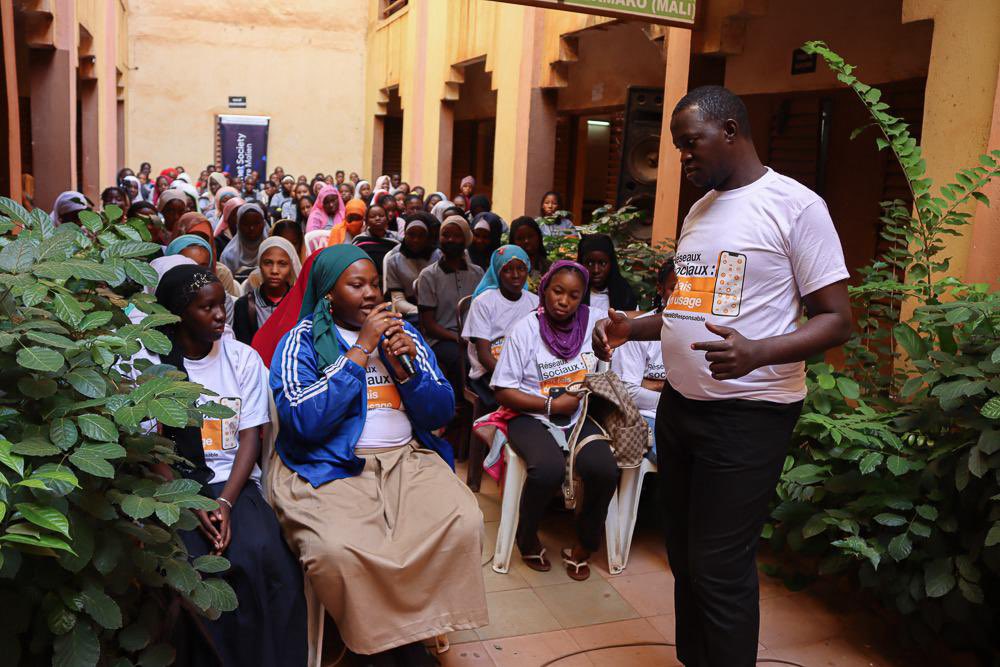 Orange_Mali's tweet photo. 🌐📚 Former les citoyens numériques de demain, lycée après lycée

Dans le cadre de sa campagne RSE « Comment être responsable ensemble… dans un monde numérique post-Covid au Mali ? », Orange Mali, en collaboration avec Internet Society – Chapitre Malien, a poursuivi ses actions de sensibilisation à l’usage responsable d’Internet auprès des élèves de :

🏫 Lycée Coumba Sanè de Titibougou
🏫 Lycée Ba Aminata Diallo (LBAD)
🏫 Lycée La Lanterne

Ces interventions ont permis d’échanger avec les lycéens sur les opportunités et les risques des réseaux sociaux, la sobriété numérique, la protection en ligne, ainsi que les bonnes pratiques pour un usage responsable et maîtrisé d’Internet et du smartphone.

📘 Un livret-guide pédagogique, spécialement conçu dans le cadre de cette campagne, accompagne les élèves, les parents et les équipes éducatives pour un apprentissage durable du numérique responsable.

Avec Orange Mali, le numérique devient un levier d’éducation, de protection et d’inclusion pour la jeunesse malienne.

#OrangeMali #InternetResponsable #InternetSociety