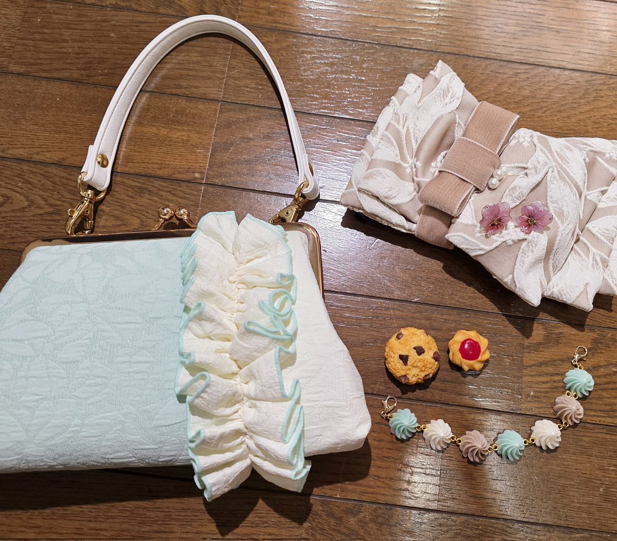 気持ちクリスマス……？
お菓子パーティーコーデです

木綿着物：#KIMONOMODERN さん
名古屋帯：#豆千代モダン さん
半衿/帯揚げ/ショール：#Tsubakian さん
帯留/羽織紐：#sugarlymerry さん
バッグ：#五月堂 さん
ヘドレ：#yuminique さん