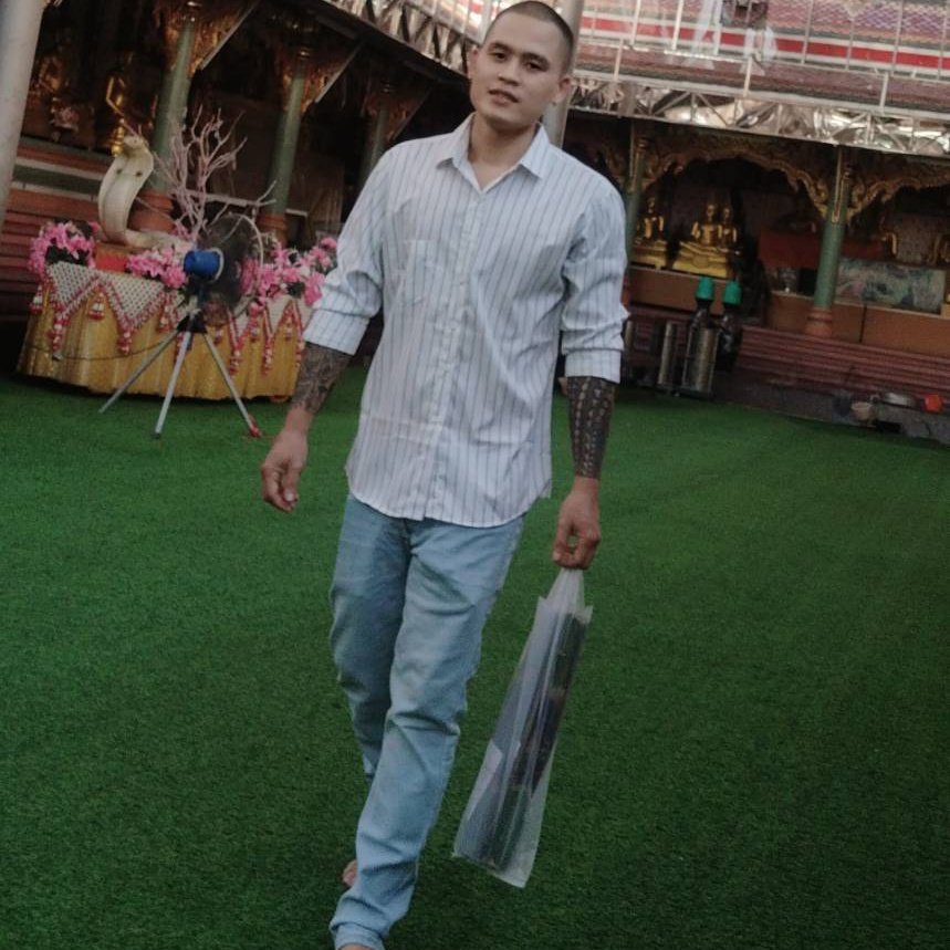 ကောင်မလေးမင်းအတွက်မူန့်ဝယ်လာတယ် မင်းတွက်နော်