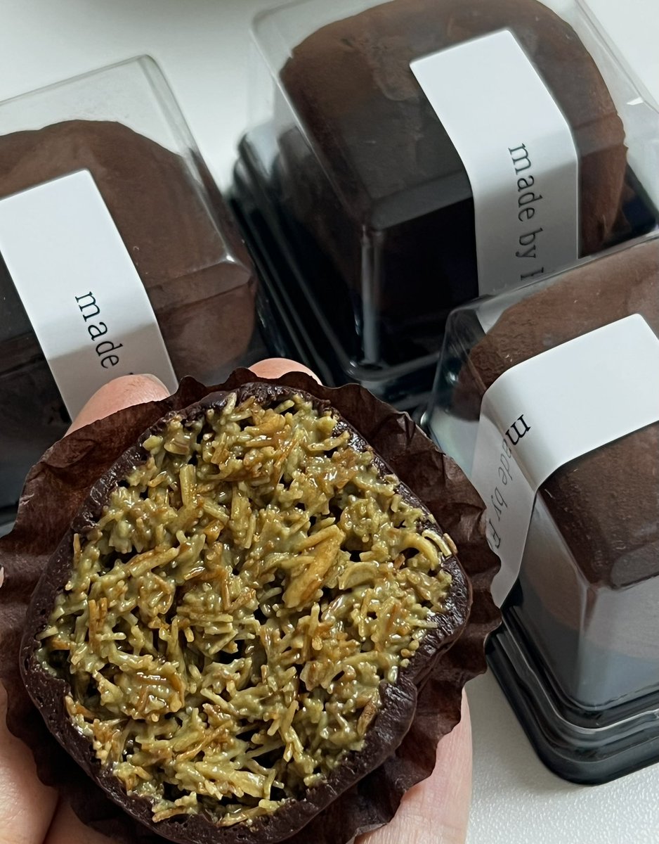 강남구청 카페 포모 두바이쫀득쿠키
피 얇고 피스타치오 스프레드 적당히 꾸덕촉촉 
카다이프 양 개많고 5800원이면 10점 개효녀여신두쫀쿠
근데 이제 배달은 8000원대니까 꼭 픽업하시길