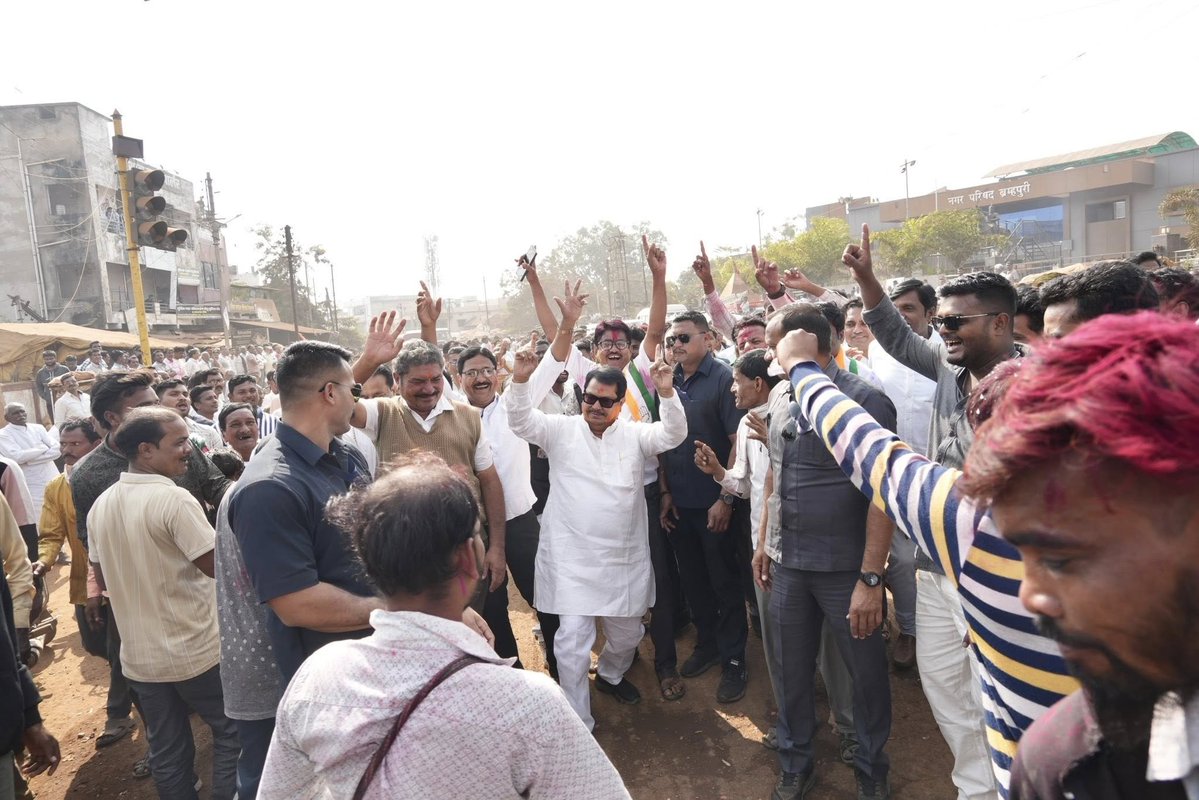 VijayWadettiwar's tweet image. ब्रम्हपुरी नगरपरिषदेत काँग्रेसचा दणदणीत विजय! 

नगराध्यक्ष पदाचे उमेदवार योगेश मिसार यांच्यासह २३ पैकी तब्बल २१ नगरसेवक मोठ्या मतांनी विजयी!

हा "विजय" सत्तेचा नव्हे, तर लोकविश्वासाचा, लोकशक्तीचा आणि काँग्रेसच्या विचारांचा आहे.

ब्रम्हपुरीच्या विकासासाठी, न्याय, पारदर्शकता आणि…