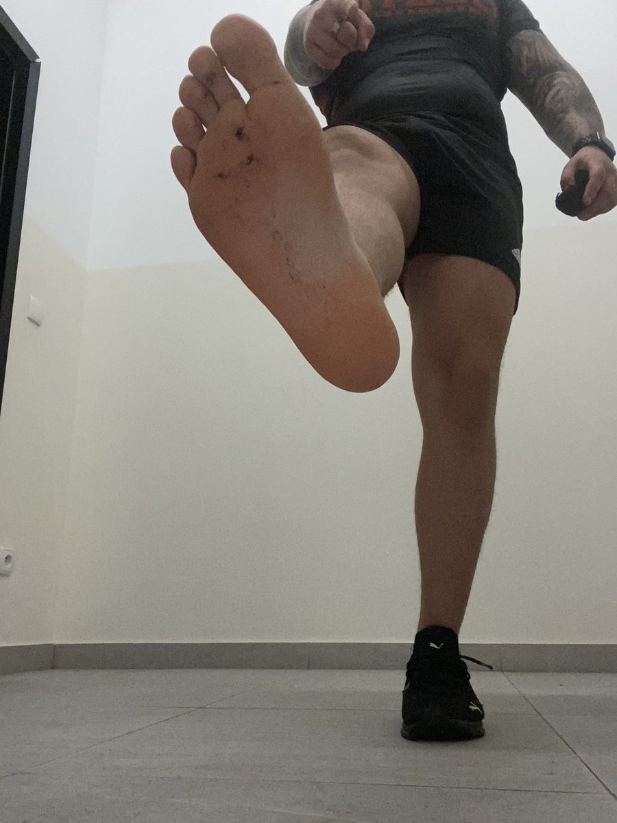 Ymasters89's tweet image. Siłownia to najlepsze miejsce żeby się upocic a najlepszym miejscem do wyczyszczenia moich brudnych stóp jest posłuszny kundel który wie jak się nimi zająć a ja wiem jak go to tego zmusic😈
@rt_feet @promocion_pies
#sneakmaster #sneak #cashmaster #findom #femdom #soxy #cash #ATM