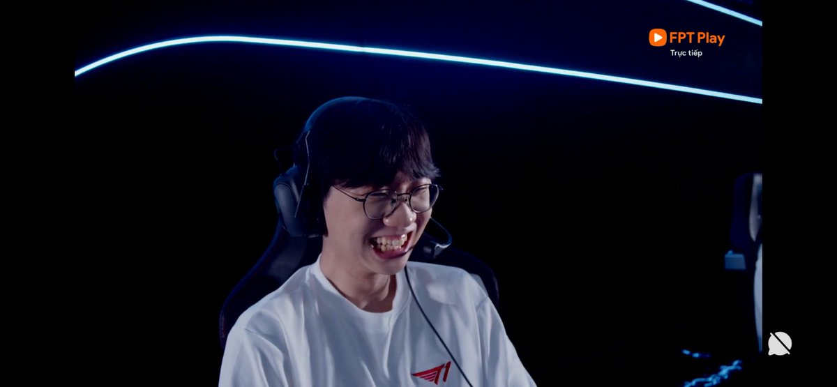 PhamELF's tweet image. You’re having so much fun in Vietnam, don’t come back yet, bae. #Doran #T1inVietnam