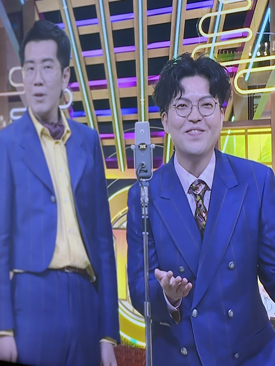 今年はM-1グランプリにて、障害のある人と社会を、人生の正面でヤーレンズ出井さんが結んでくれました。

出井さんの胸元で輝く異彩を見て、「これ、笑いと社会と人生、全部結んでるな…」と。

ああ、ちゃんと社会とつながっている。背筋を伸ばして、また一歩進みます。

ちょっと泣いています。