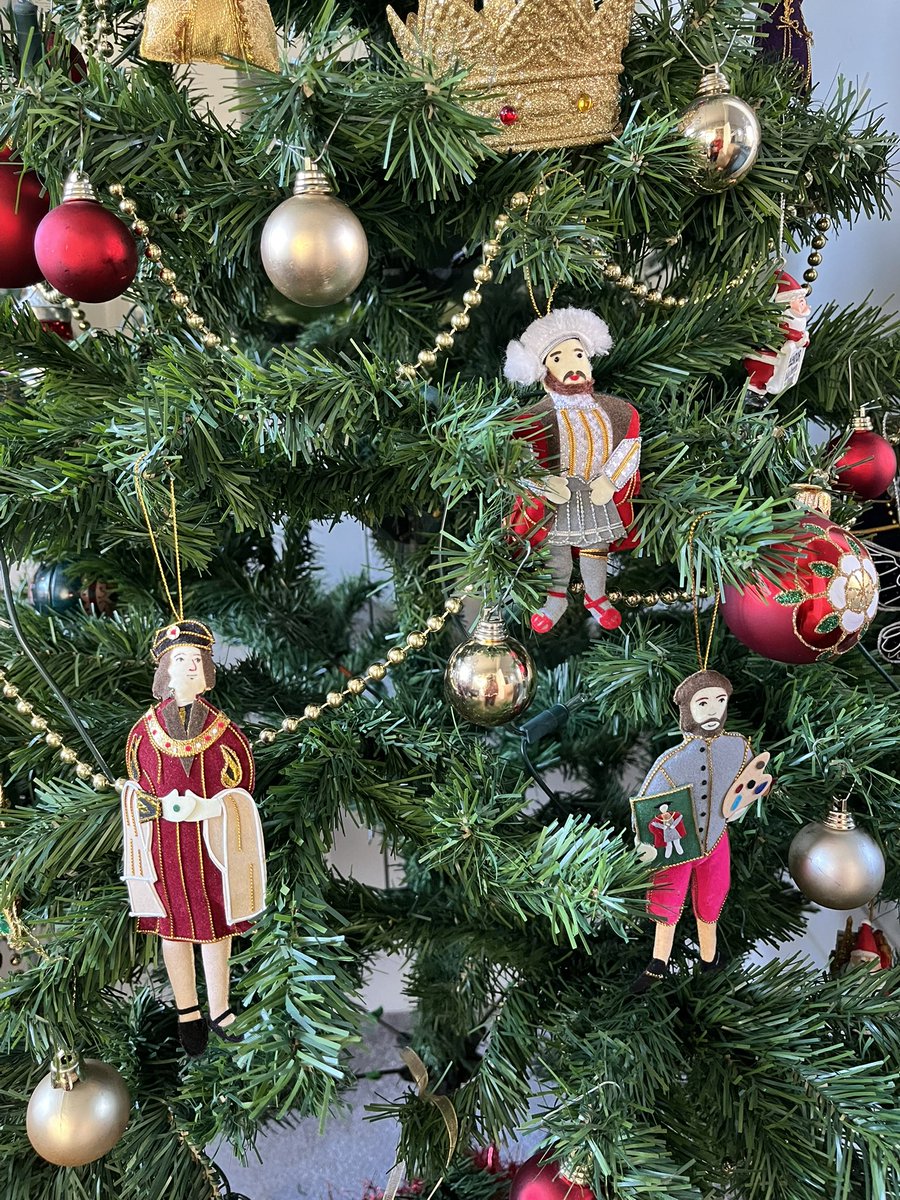 Henry has been joined by a couple of newcomers this year (the six queens are above him, obvs) 🎄👑🧑‍🎨