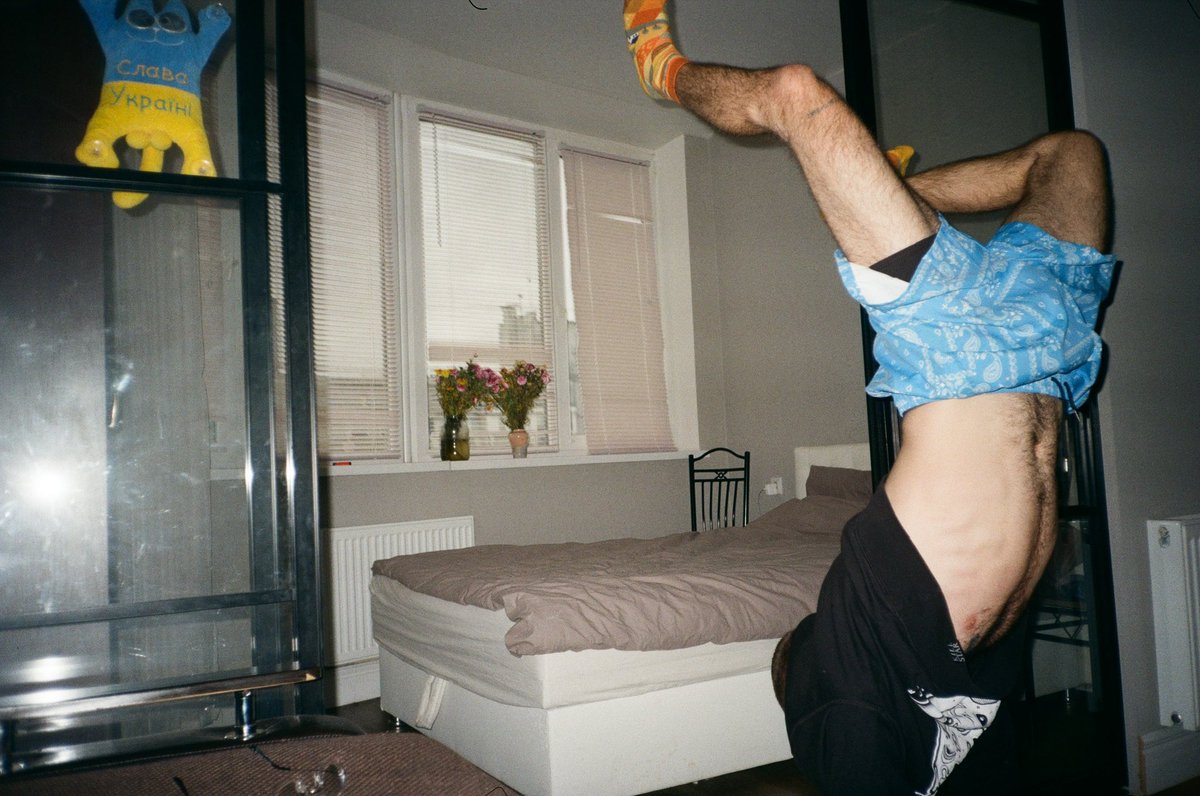 dotssenko's tweet image. мій хлопець вміє ходити на руках. а це дуже круто. це точно вартує підписки на нього. плівкові фото ходьби на руках в профіль та анфас.  

юзер @dextrometor4an підписуйтесь