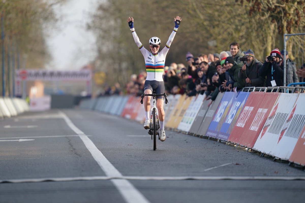 No one else in sight 😮

Lise Revol 🇫🇷 dominates the Women Junior race in Kosijde with her nearest rival, Laly Pichon 1min11 down. What a performance 💪

#CXWorldCup