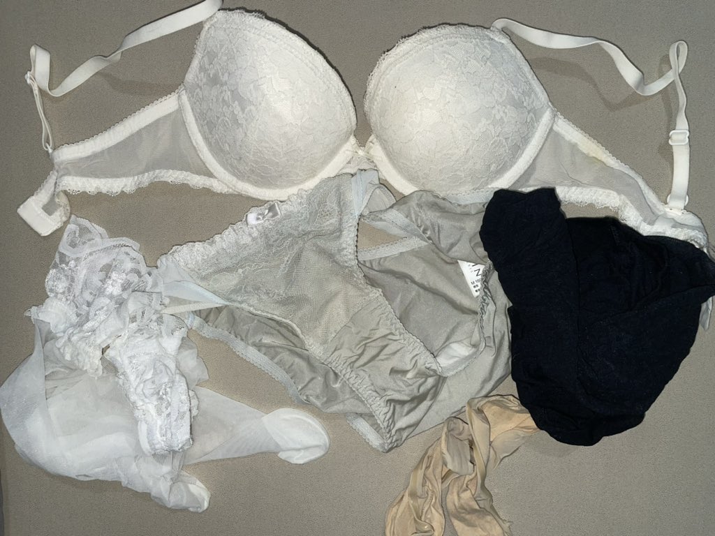 今日份福袋❤️蕾丝内➕文胸➕黑丝➕白色蕾丝长筒袜➕肤色船袜👄🧧138顺丰包邮哦✈️