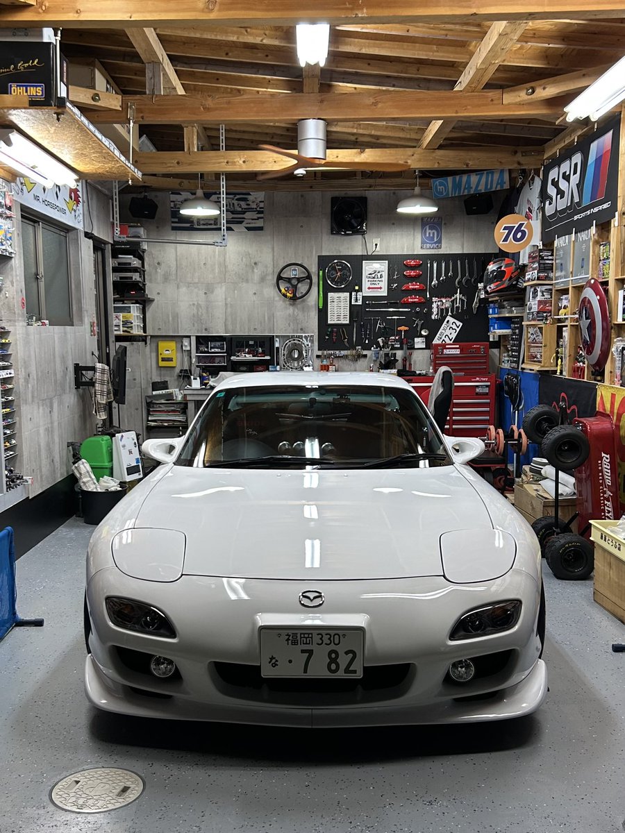 左はシンプルに、右は趣味でガチャガチャ…🤔気まぐれガレージ空間