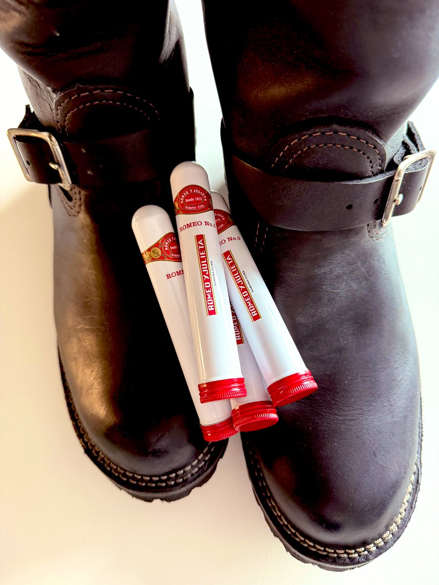 FinDomLthrMstr's tweet image. Step up boys. Who’s covering these Cuban gar treats that @MasterSpence96 and I just picked up this morning? 

On your knees as you press $€nd 😈

throne.com/fdlm