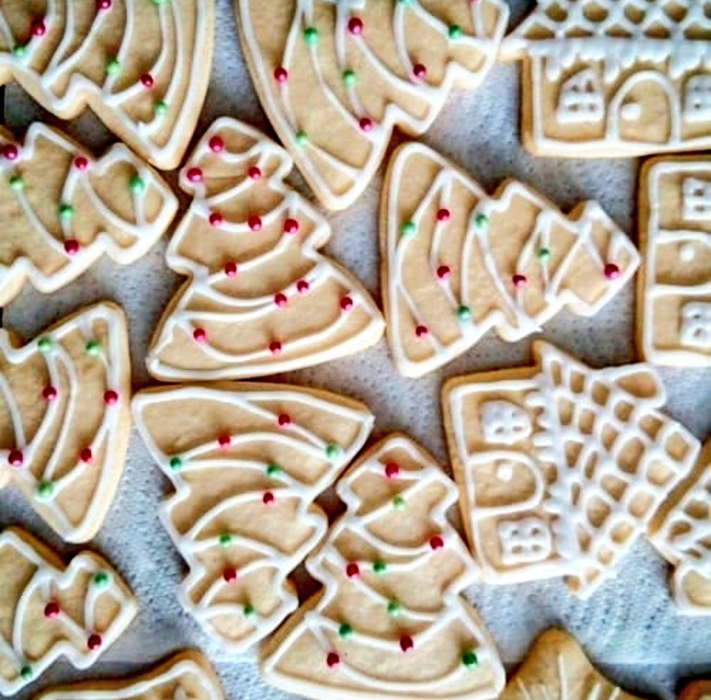 AnulasKitchen's tweet image. Plans for today: Christmas baking 🎄😋 Will bake my Light Christmas cake (no alcohol!) &amp;amp; shortbread cookies with their festive decorations on ❄️🤗
PS. Both recipes (&amp;amp; more) can be found in my baking cookbook here: anulaskitchen.etsy.com/listing/432814… any support much appreciated! 🫶🏻🌱 #vegan