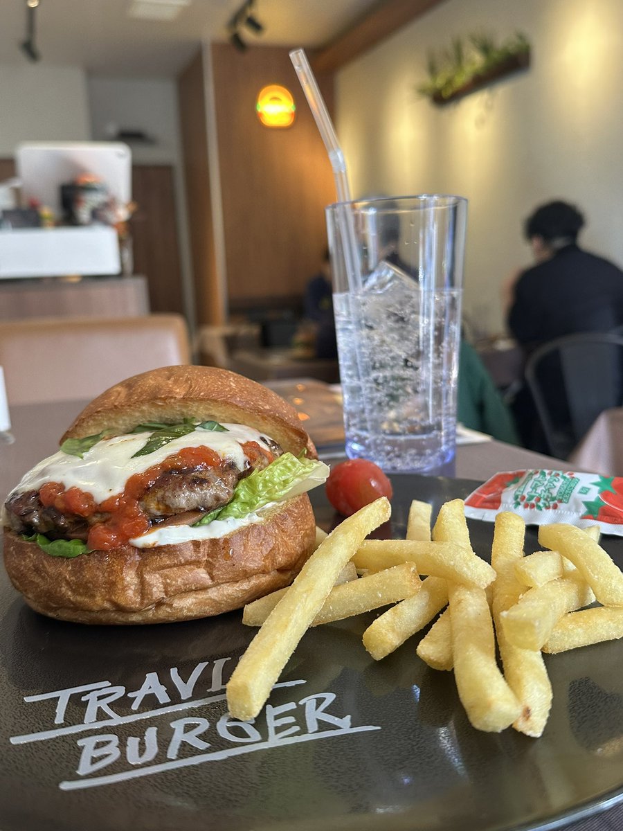 kame_maru_twk's tweet photo. 【亀戸 TRAVIS BURGER】🍔
亀戸駅北口から徒歩10分。
2025/12/18 OPEN.
定番バーガーメニューに加え、イタリアンなスペシャリティバーガーがたくさん。
マルゲリータバーガーはモッツァレラチーズ、トマト、バジル。組み合わせ最高。粗めのパティは存在感があるのに重すぎずペロッとたべれちゃった！ https://t.co/UnizFQ58Jv