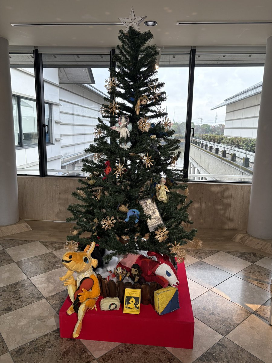 yairocho_ai's tweet photo. 高知県立美術館のクリスマスツリー🎄 https://t.co/SEU76j1UFS