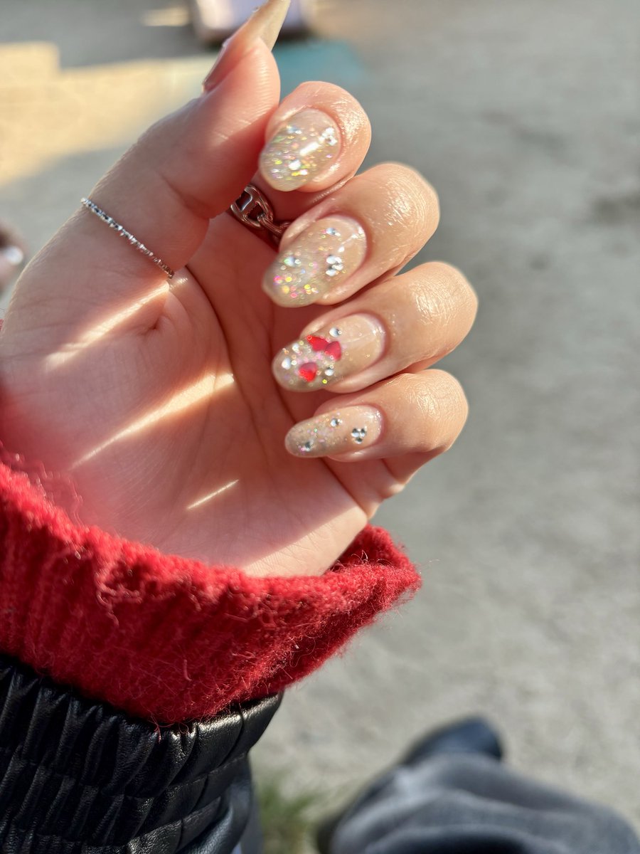 Haru367013's tweet photo. NEW NAIL 🎄❤️
キラッキラグラデの冬ネイル❄️
少し爪の形を変えてみました🥺 https://t.co/2MFqhq6fs6