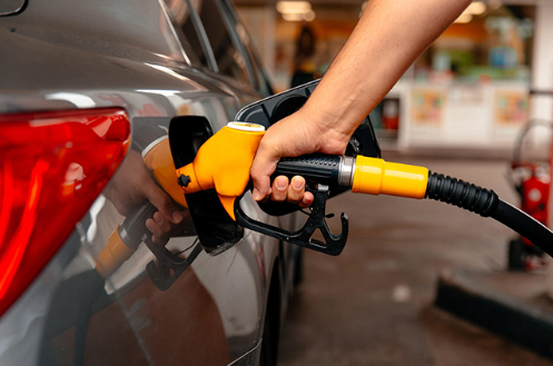 خبير نفطي: تخفيضات مرتقبة على أسعار البنزين والديزل الشهر المقبل 