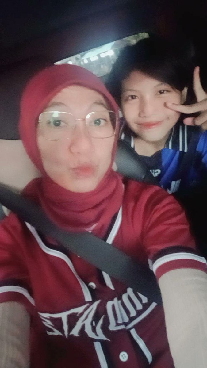 shiinnaa's tweet photo. off we go !!
berjudul : menemani anak preteen ikutan her 1st noraebang.
ajak dance di depan ya kakak2 Stay, dia pemalu tp lumayan hapal gerakan dance Skijeu ahahhaa *mamakiseng #ministay #mommystay #stay #StrayKids #1stannivDominATEJakarta https://t.co/L2IVLoFCFT