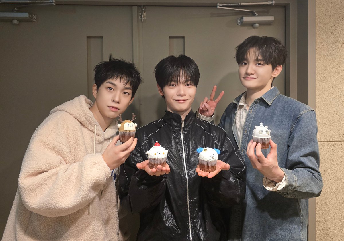 [#LUCY] 251221 7th EP '선' 오프라인 팬사인회 완료✔️

올해 마지막 팬사인회 완료👋
왈왈이와 함께할 수 있는 올해여서 너무 행복했어요!
다음 사인회는 광일이까지 완전체로 만나요🌻

#루시 #신예찬 #최상엽 #조원상 #선