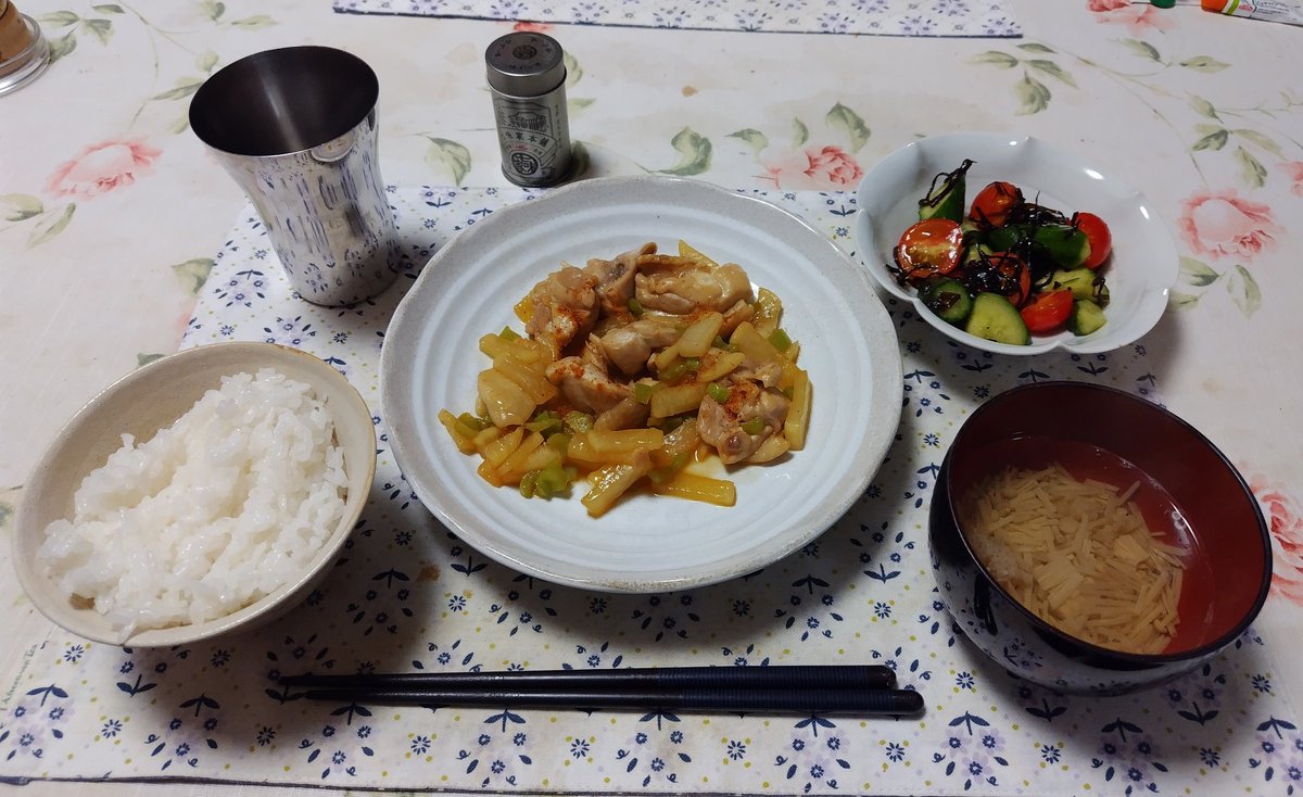 hidechanmc's tweet image. 今日の夕食🥢
☆鶏肉と大根の照り炒め
☆キュウリとトマトの塩昆布和え
☆えのきのお吸い物