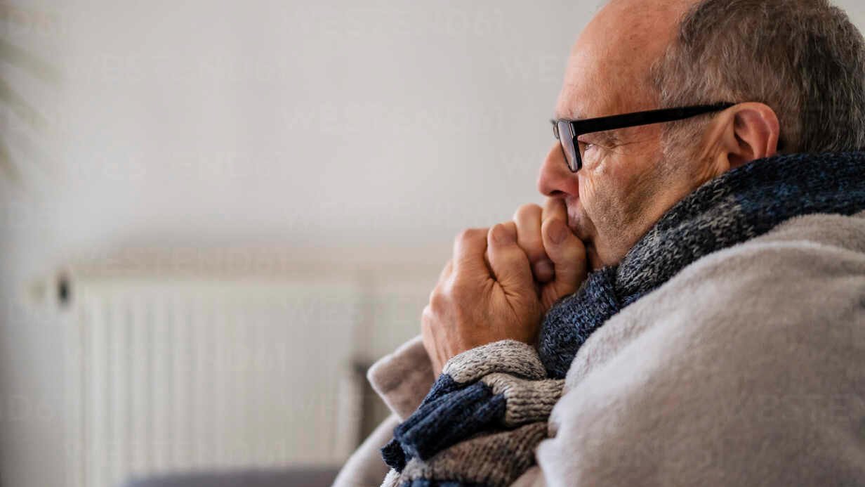 شعورك بالبرد أكثر من الآخرين.. قد يكون تلميحًا من جسمك لشيء خطير! ما هو؟ 