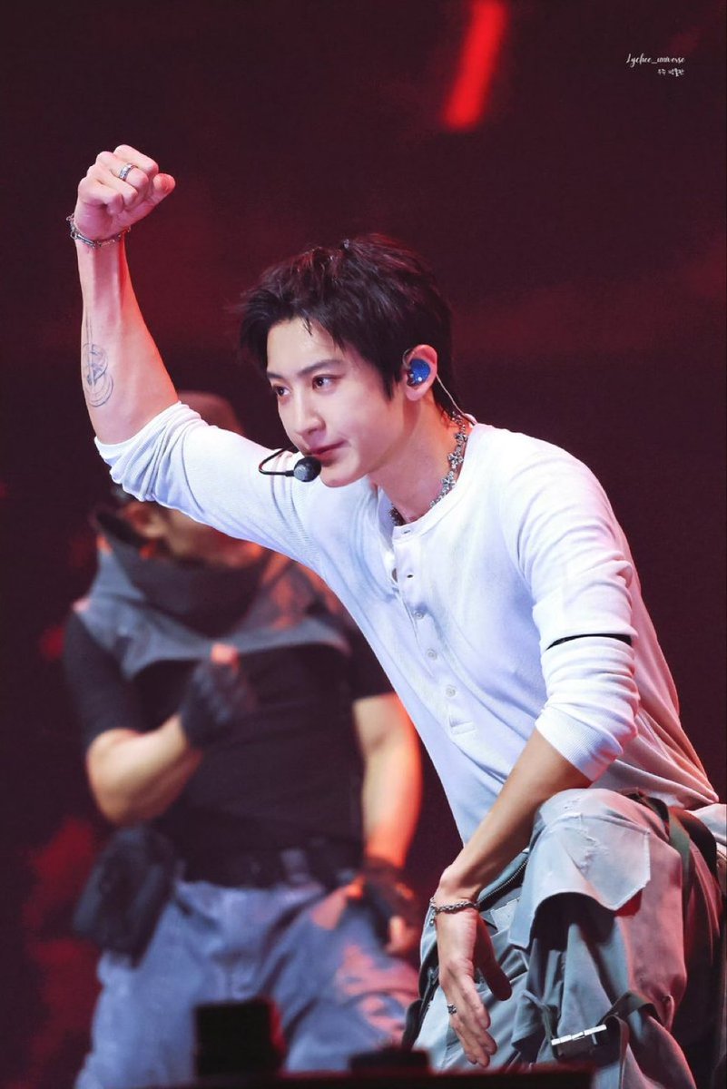 blackoutIoey's tweet photo. chanyeol…. must be so nice to be perfect https://t.co/oGJaxQ1Ovf