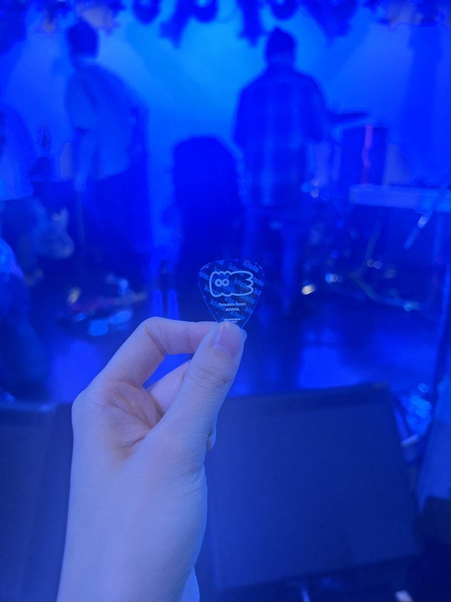 2025.12.21
MIRROR vs ATATA

昼ライブ大好き。
両バンドともに激アツでした。私はまだまだバンドを知らない。若干の腹痛を感じながら聴いていたのですが池谷さんは満身創痍だったそう。お大事になさってください…。（ピックありがとうございます🥲）最高のライブ納めでした。

 #ATATA
 #MIRROR