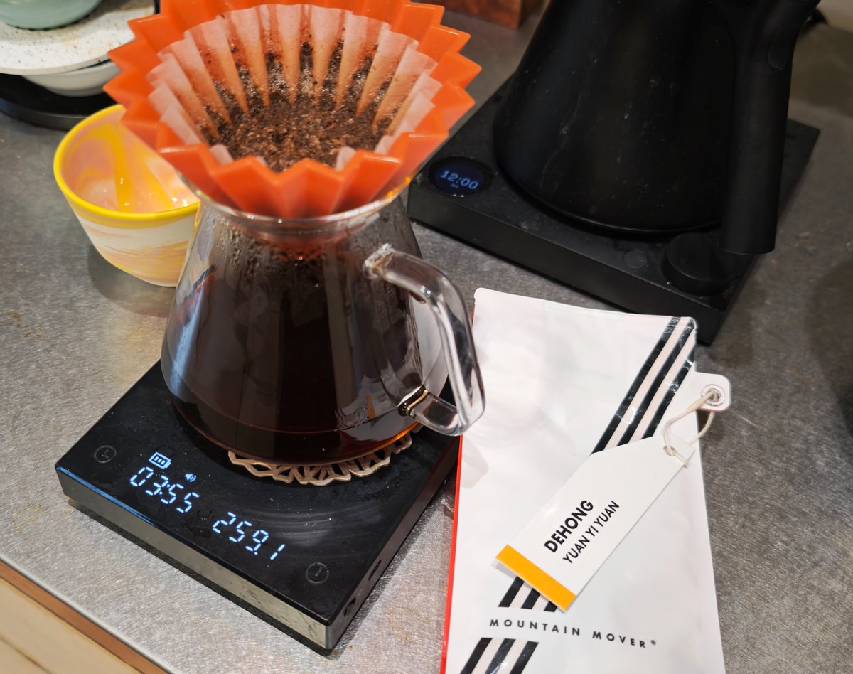 Mountain Moverの雲南、焙煎3weekで超絶飲み頃ピークなう。
抽出終盤2:30でも香りが美味い、久々に激うまな1杯。