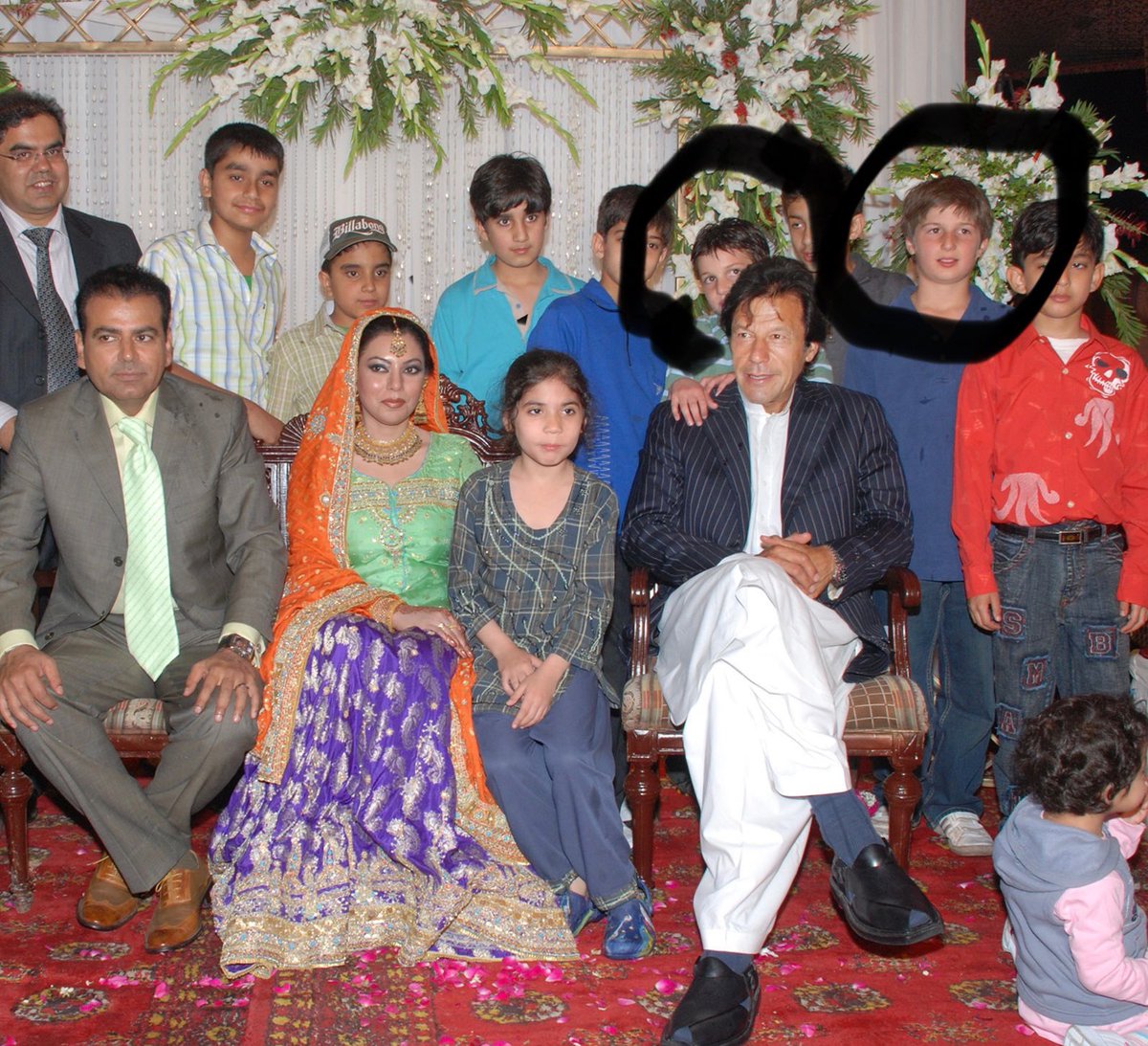 عمران خان کے بیٹے اور تعلیم و تربیت 

عمران خان کے دونوں بیٹوں کو مختلف ٹی وی پروگرامز میں دیکھا اور سُنا، دونوں اپنے والد کے ساتھ بچپن میں میری شادی کے مہمان تھے، 

اب سلیمان عیسی خان 29 سال کا ہے، قاسم خان 26 سال کا ہے، دو نوں کی گفتگو میں ٹھہراؤ، آداب، تعلیم، تربیت، علم اور