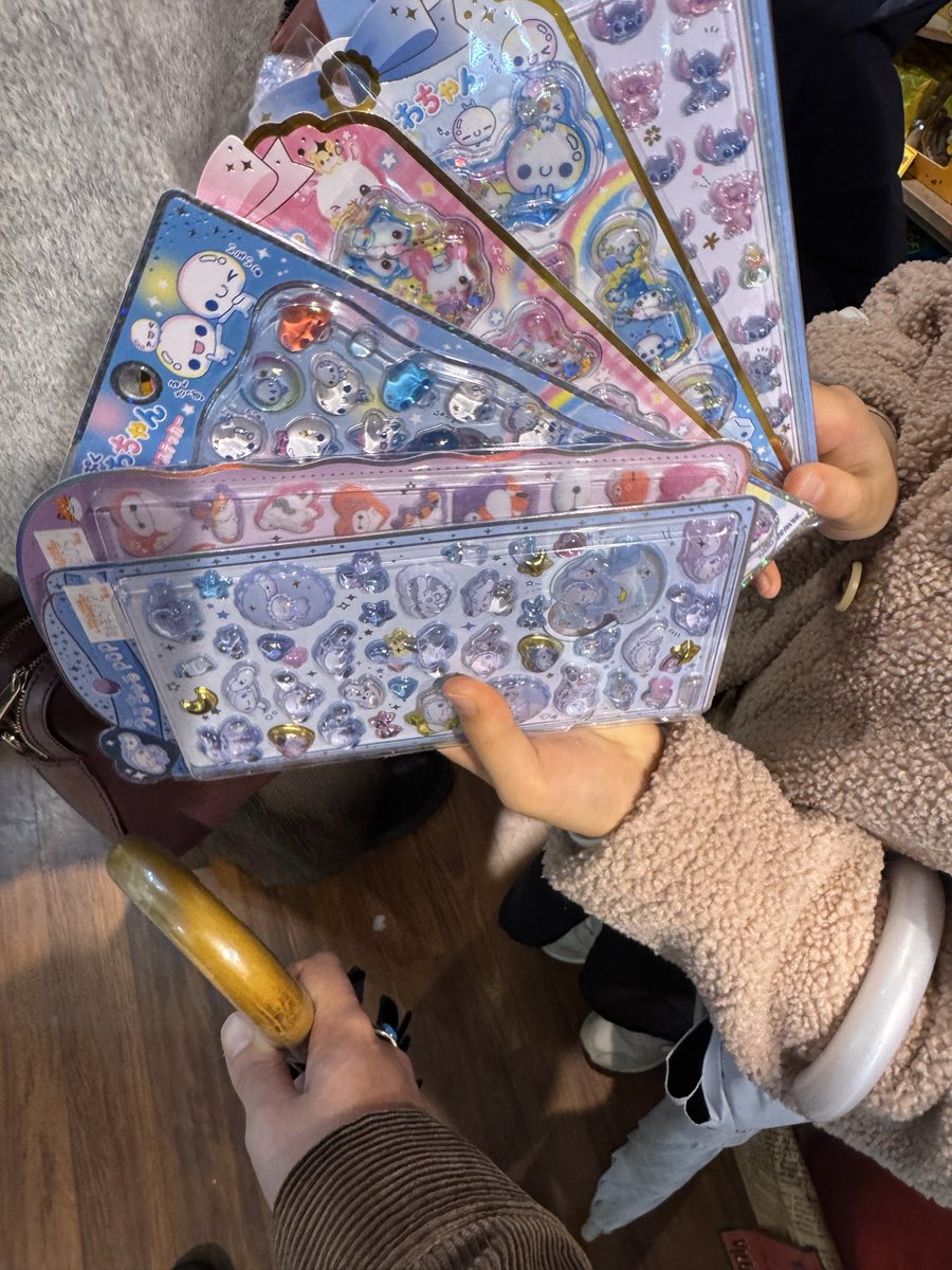 何かクソ流行ってるシールらしい。
タイミングが良くて沢山買えた。