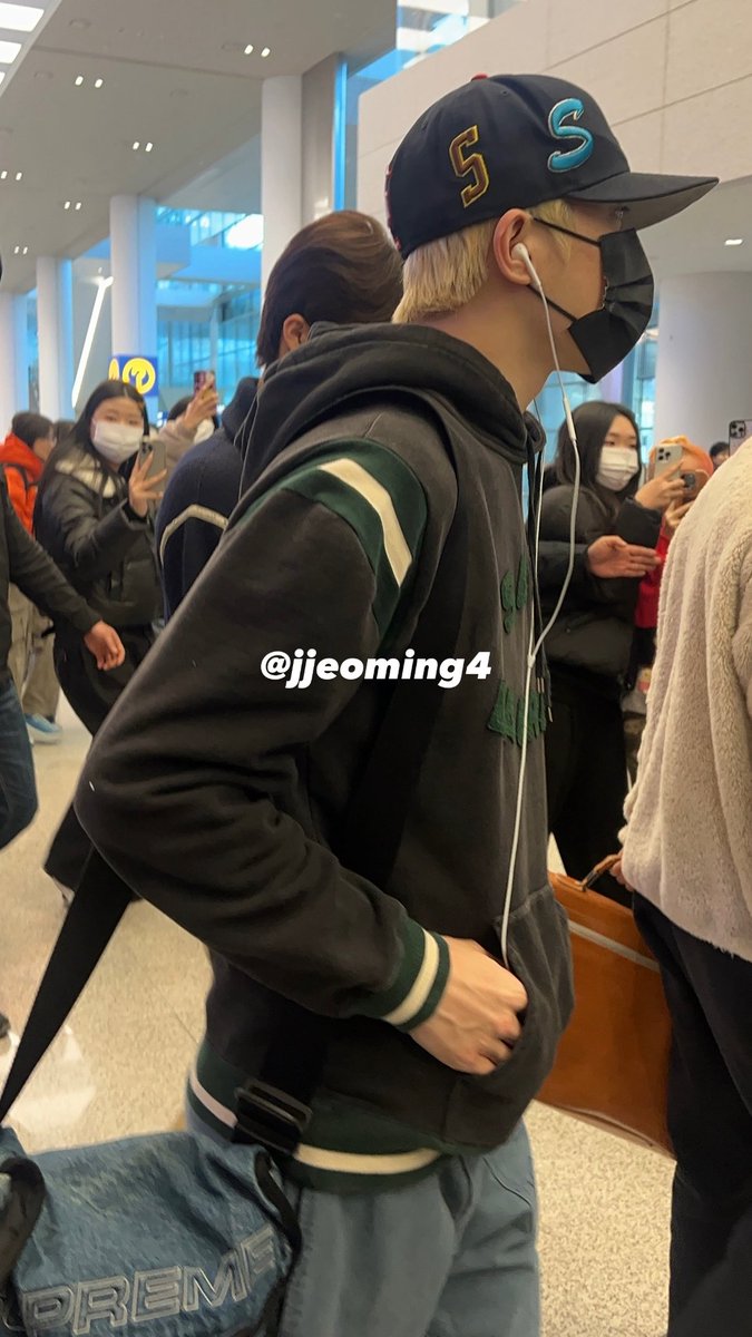 jjeoming4's tweet photo. 251221 ICN 입국

대학생미 있으시다..
#박정우 #パクジョンウ #PARKJEONGWOO 
#정환 #JUNGHWAN #ジュンファン
#트레저 #TREASURE https://t.co/IqRaQOL86T