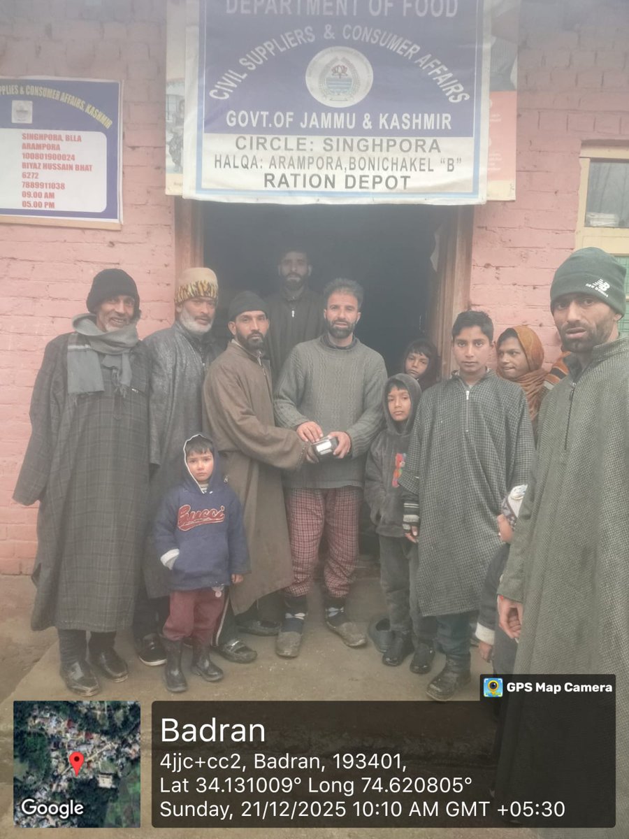SheikhUmer46299's tweet photo. The department of FCS&amp;CA is conducting a
special awareness drive to inform and teach
consumers how to use the "Mera ekYC"
mobile app to complete eKYC from their home.
Location Arampora Singhpora @FCSCA_Bla
#sushasansaptah2025 #PrashasanGaonKiOre https://t.co/yfxO2sHdQQ