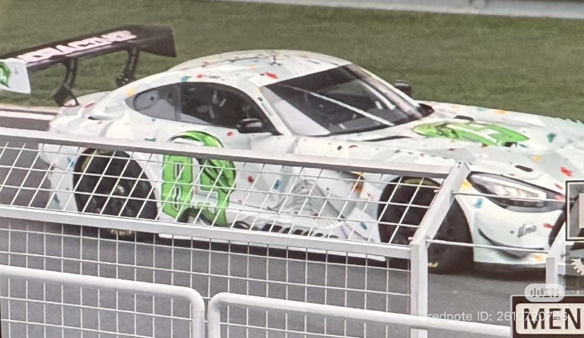 Aorjang's tweet image. วันนี้พิป๋อไปซ้อมแข่งรถ 😁🏎️ 

กี๊ดๆๆ รถคันใหม่ ลายใหม่ เจ๋งมากอะ ขับเบนซ์ซะด้วย 🤩 สีขาวแล้วทำลายเป็นที่ปีนผาจำลองอะ 😆🧗‍♂️ เข้าใจคิดมาก มีลายงู 85 ประจำตัวด้วย

นี่เป็นรถพิป๋อเองเลยใช่ป่ะเนี่ย? กี๊ดๆ เริ่ดมากกก 👍🏻🏁
#WangYibo #หวังอี้ป๋อ #王一博